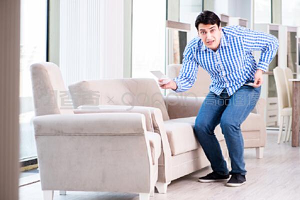 在家具店購(gòu)物的年輕人